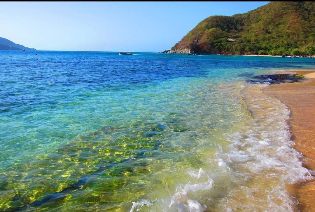 Bahía con acantilados sobre el mar