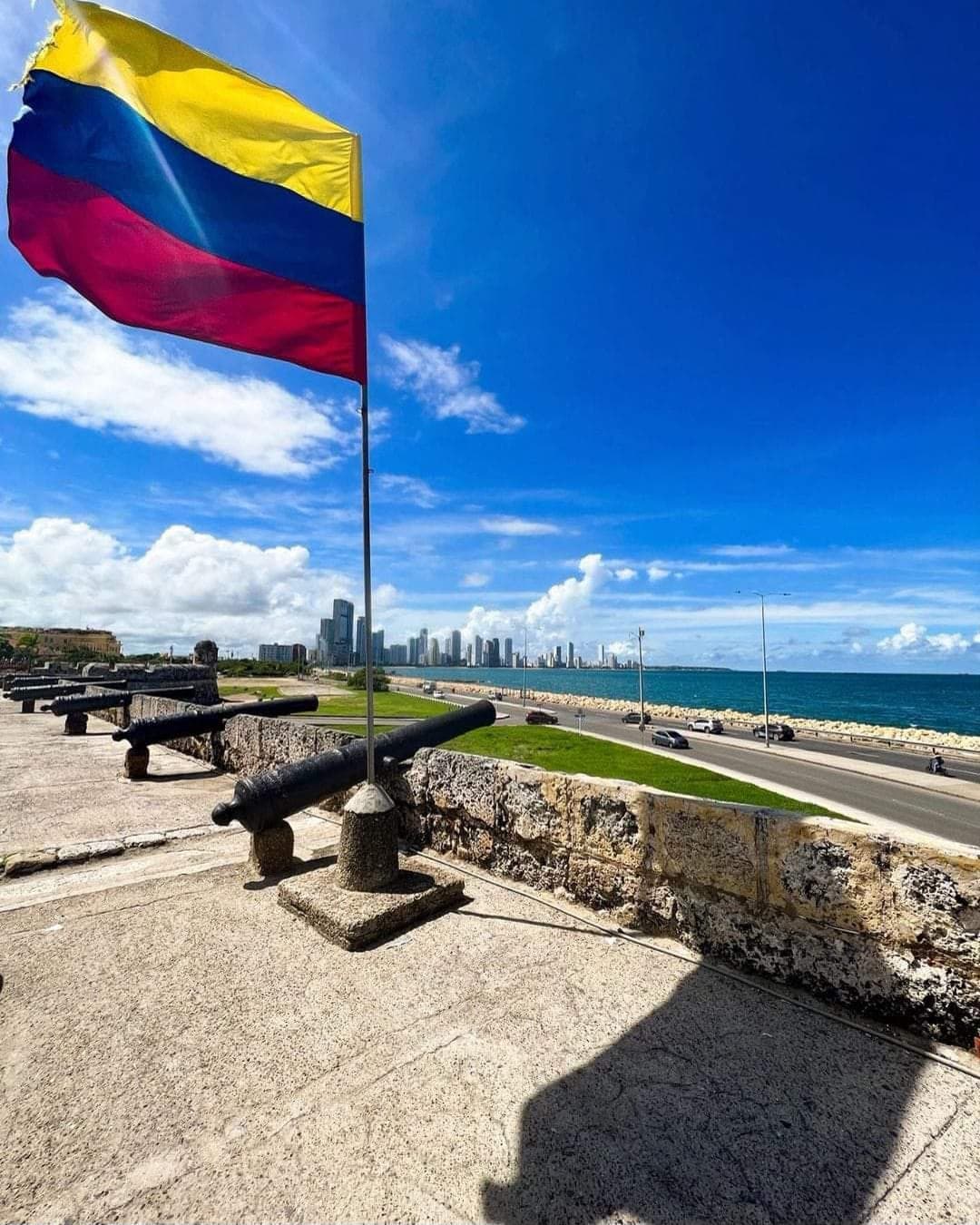 Calle colonial de Cartagena con una bandera de Colombia
