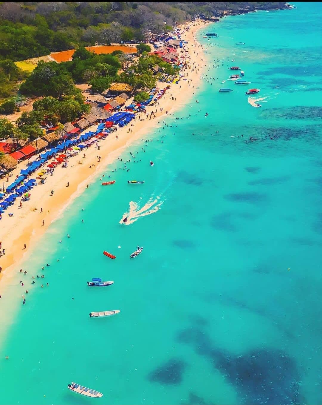 Playa de aguas turquesa vista desde el aire