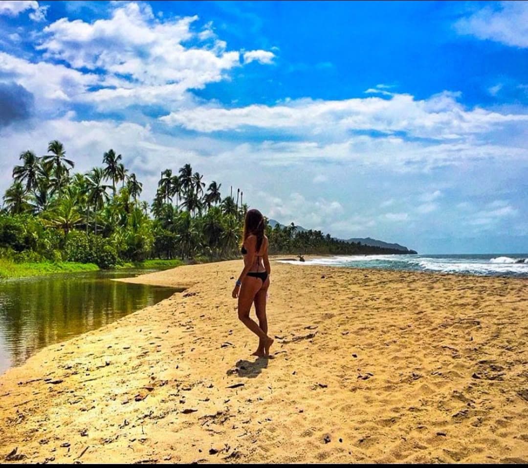 Caminata por la orilla de la playa